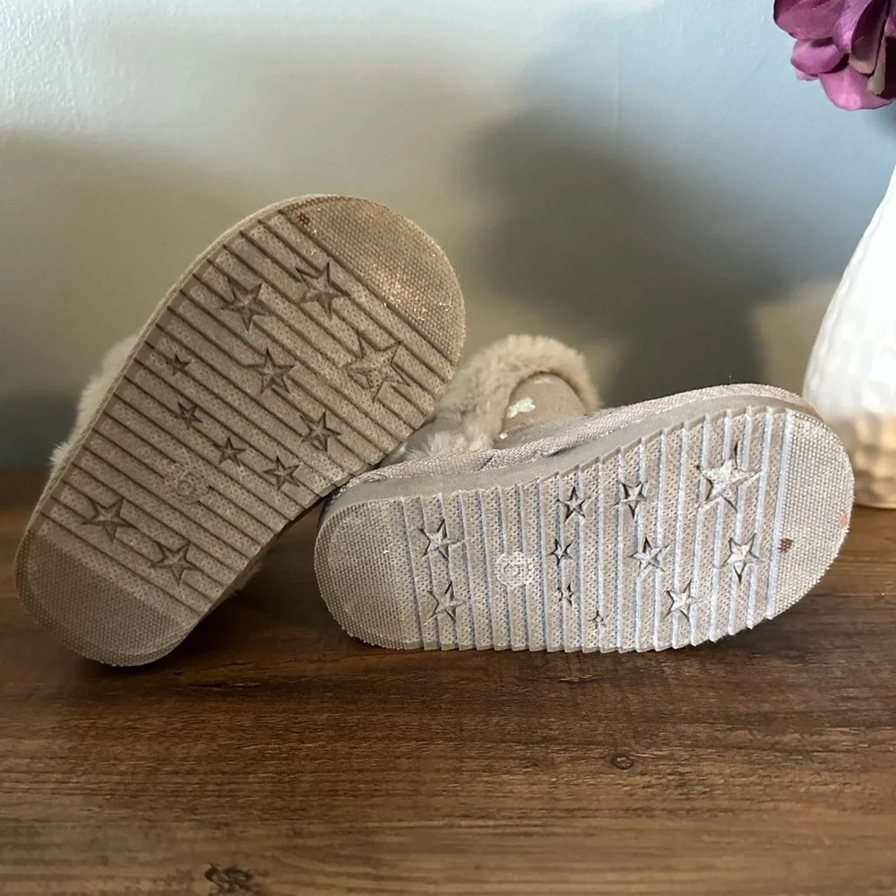 Olivia Miller Girl Gray Fur Lined Toddler Boots with Silver Butterflies. Size 5.